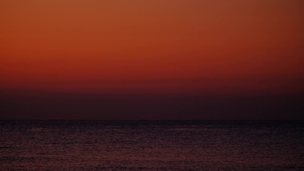 日出时惊人的天空和海景视频素材