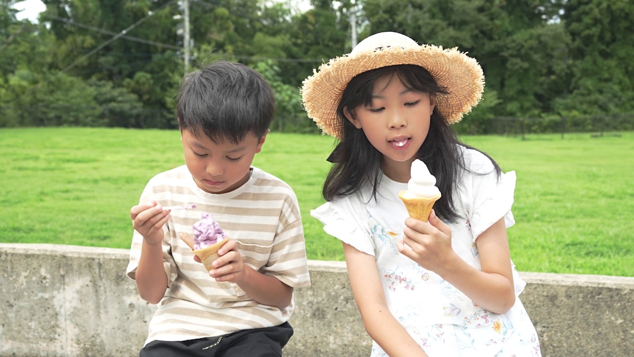 亚洲小孩在旅行间歇吃软冰淇淋视频素材