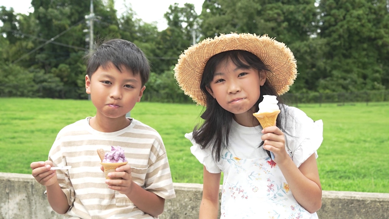 亚洲小孩在旅行间歇吃软冰淇淋视频素材