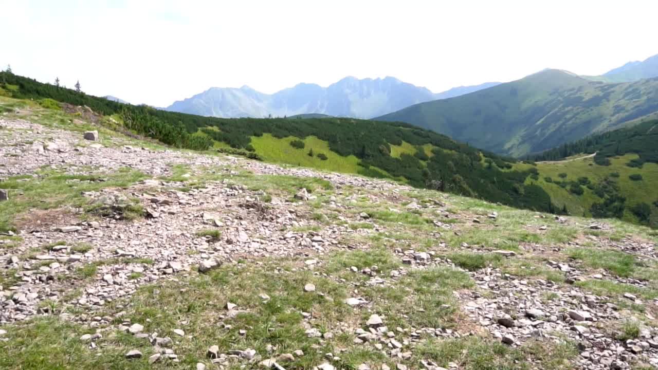 沿着山间小道行走的游客视频素材