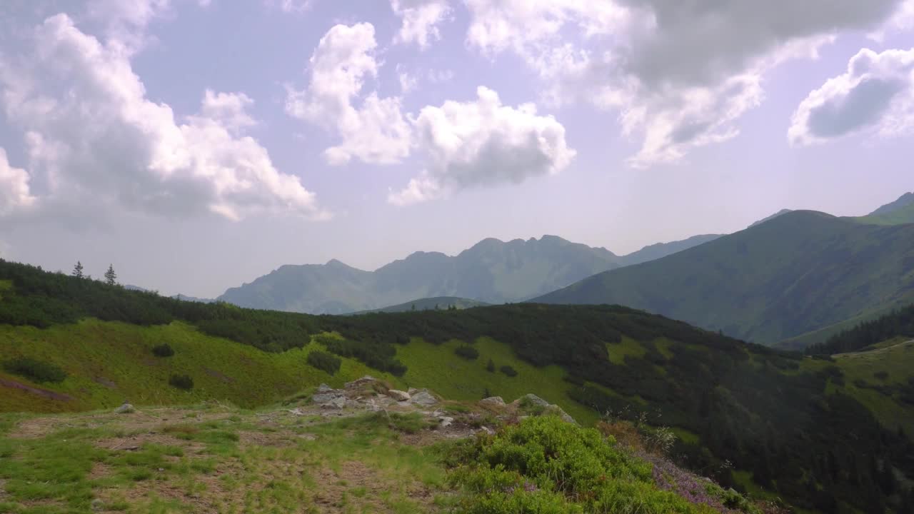 沿着山间小道行走的游客视频素材