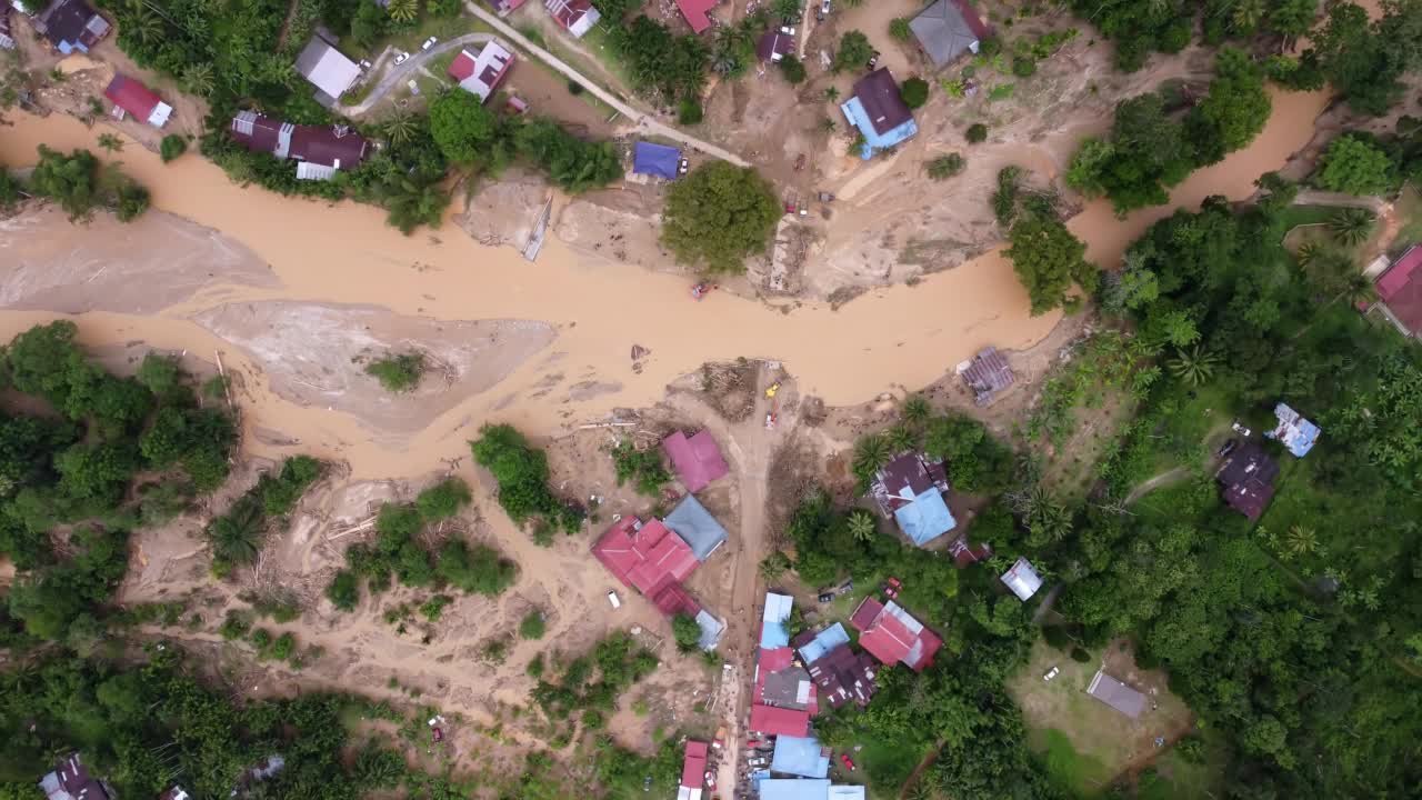 高空俯视严重山洪毁坏桥梁和道路视频素材