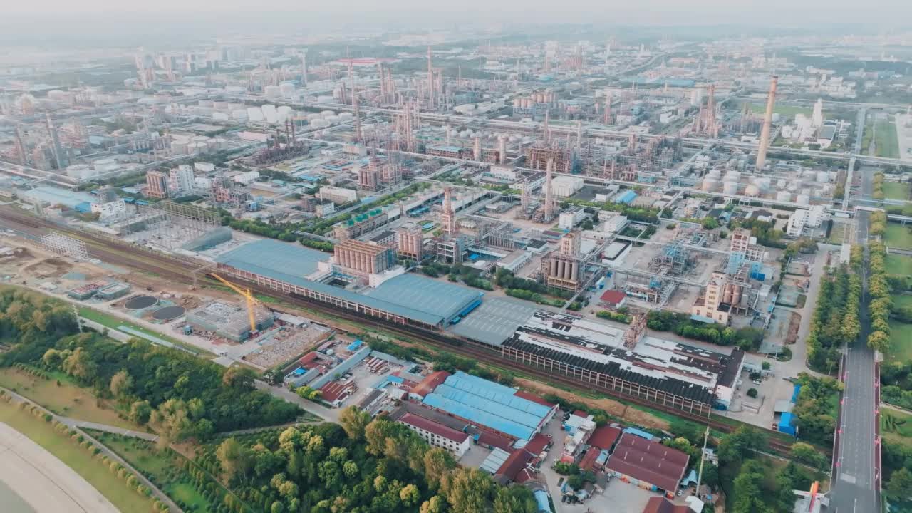 炼油厂的航空摄影视频素材