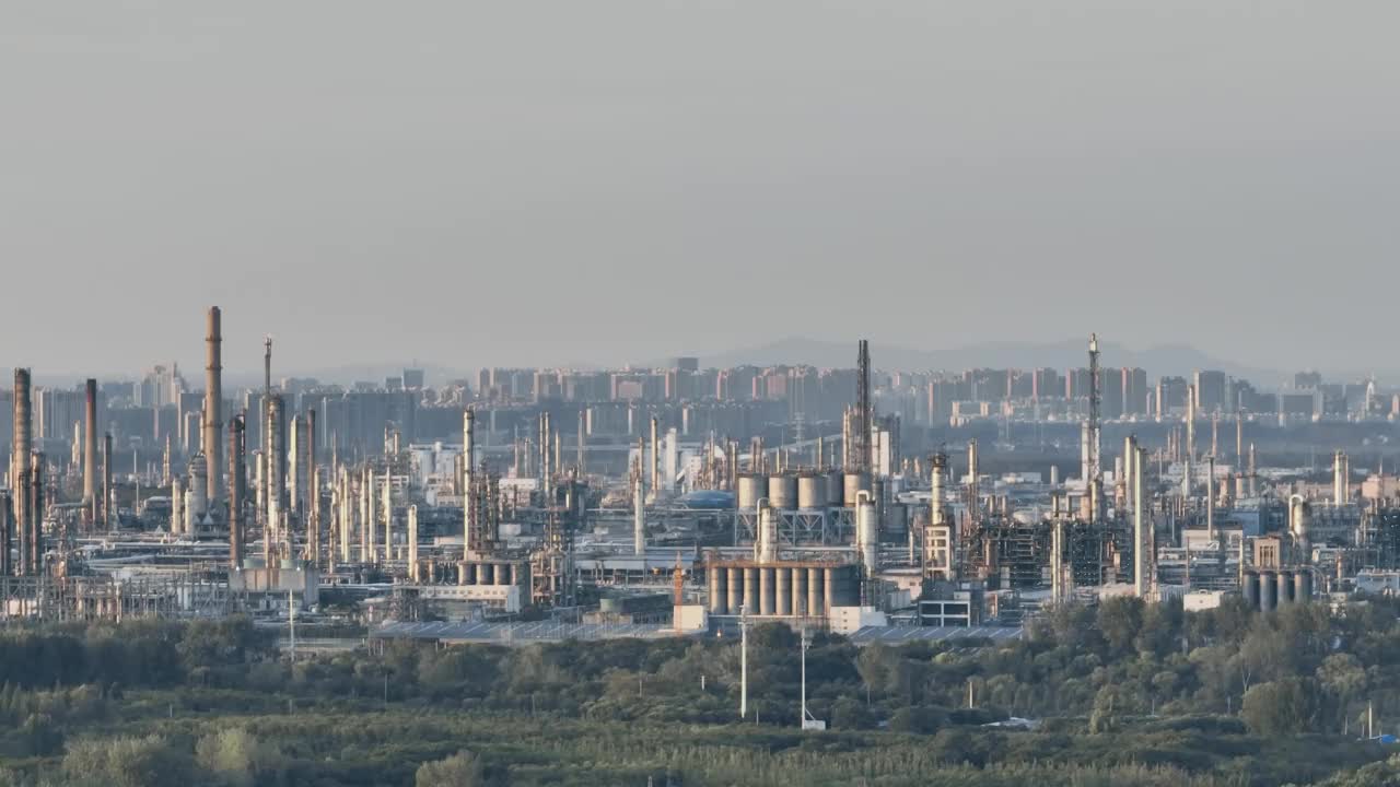 炼油厂的航空摄影视频素材