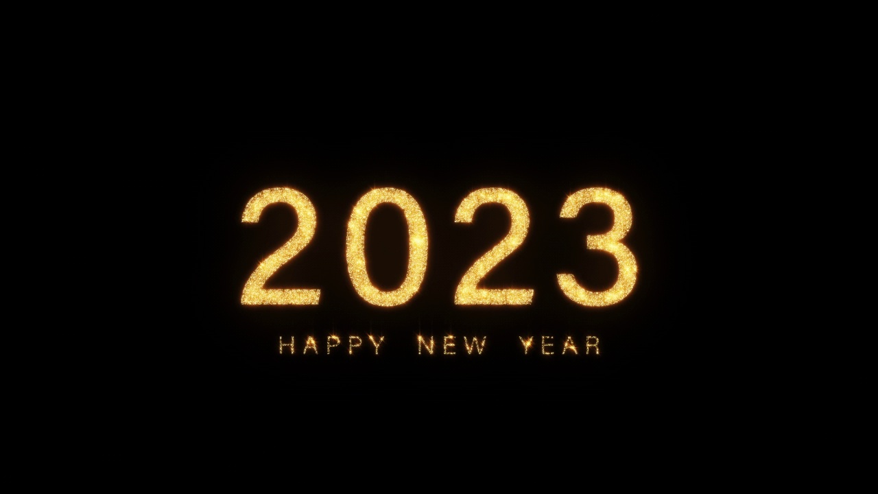 2023新年快乐金色的光芒闪烁的文字动画在黑色的背景。2023b新年快乐文字循环闪烁金色发光的光纹理。视频素材