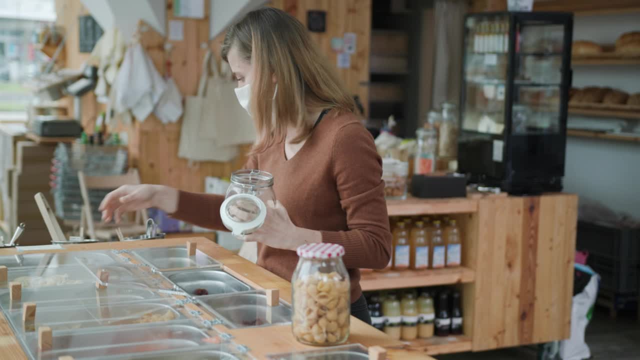 一名白人女性在零废物商店做杂货视频素材