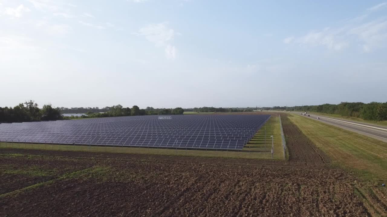 太阳能电池板的无人机视图视频素材