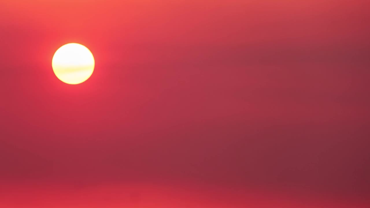 夕阳下一轮红日，一幅夏日风景画。炎热阳光下的夜空视频素材