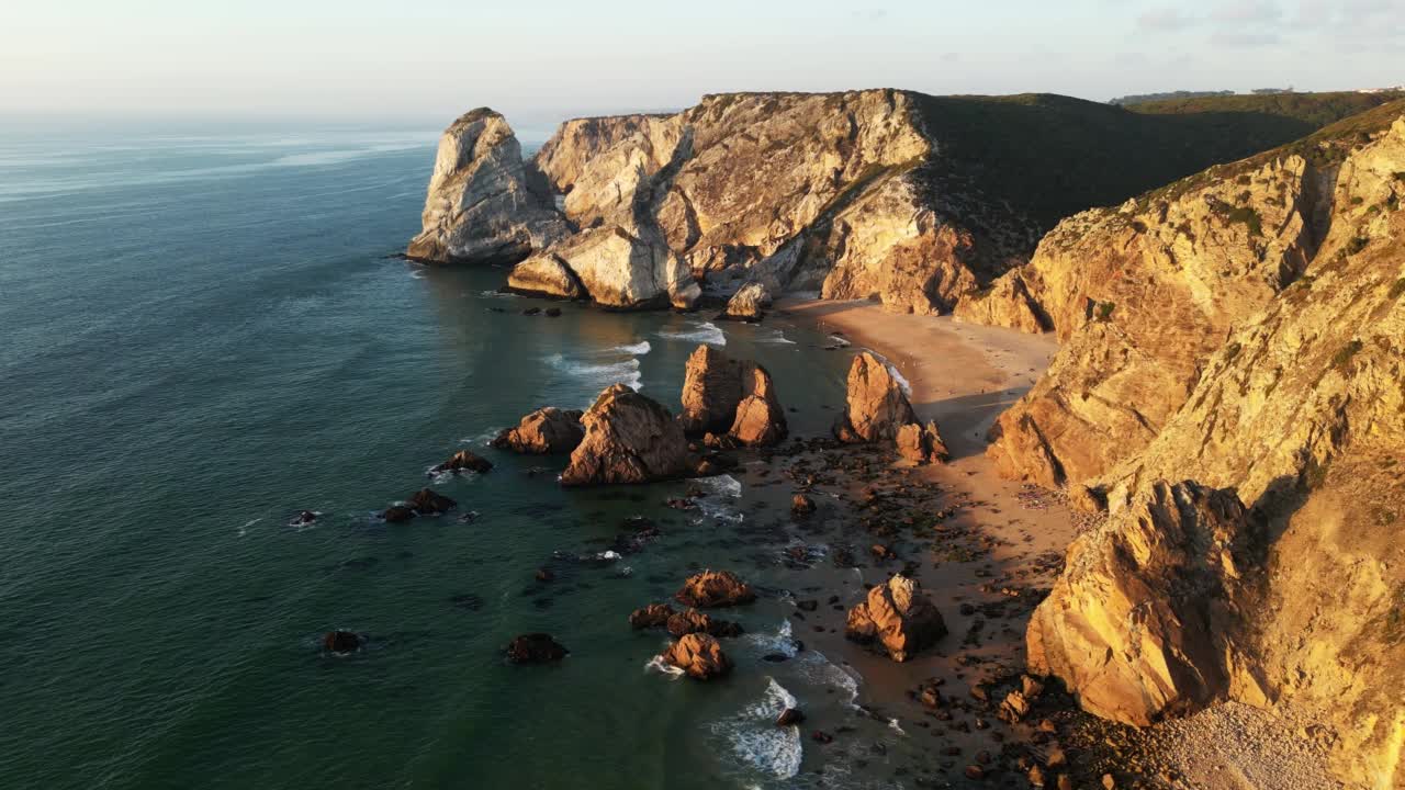 乌尔萨海滩的鸟瞰图，在大西洋沿岸的卡波达罗卡附近视频素材