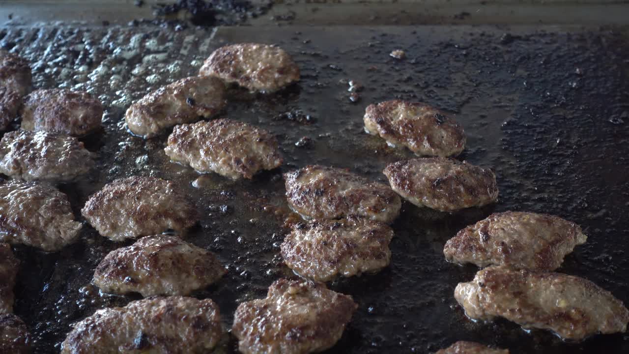 肉排放在大炉子上。餐厅的自助餐厅在烤肉。视频素材