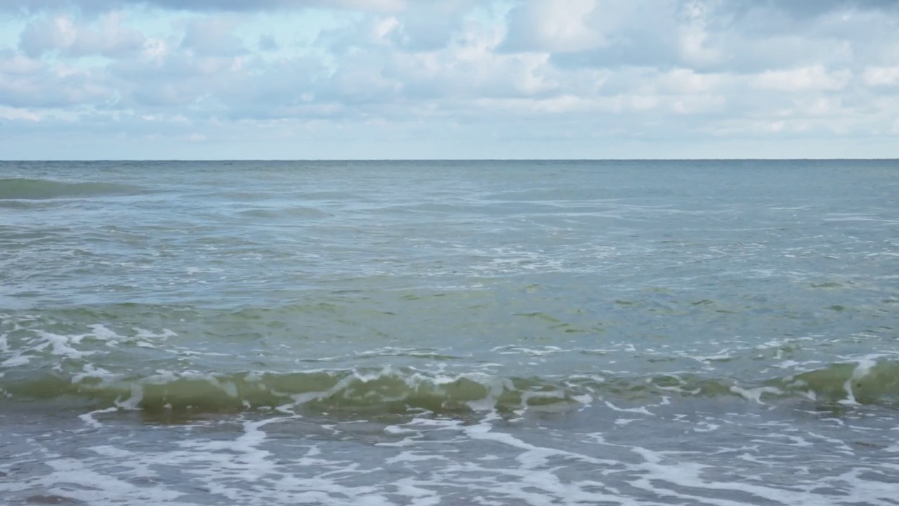 波罗的海海边有波浪和美丽的多云天空视频素材