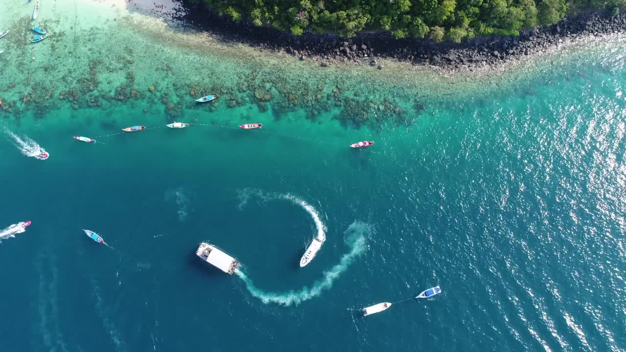 无人机俯视图，鸟瞰图。泰国Koh Hea，清澈的大海和美丽的海滩视频素材