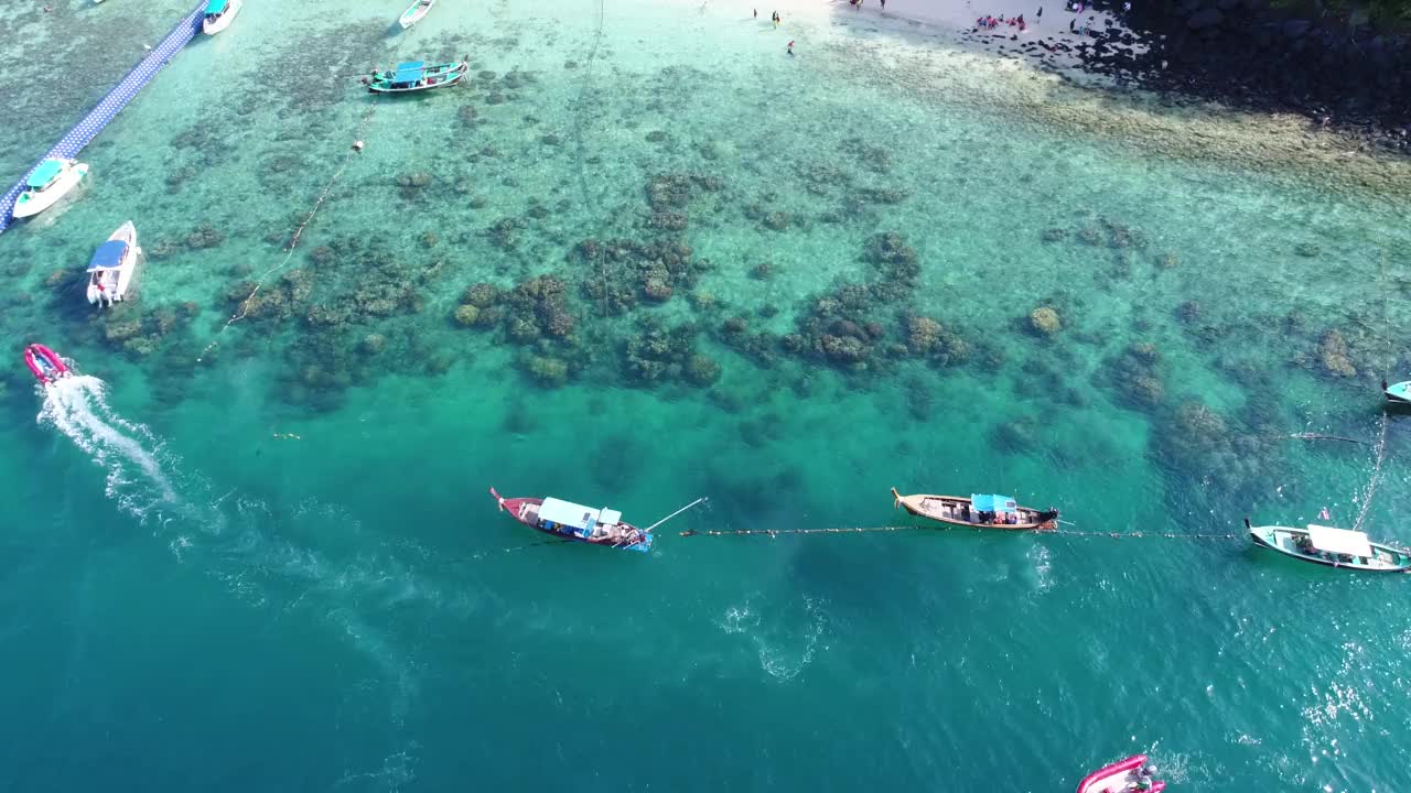 无人机俯视图，鸟瞰图。泰国Koh Hea，清澈的大海和美丽的海滩视频素材