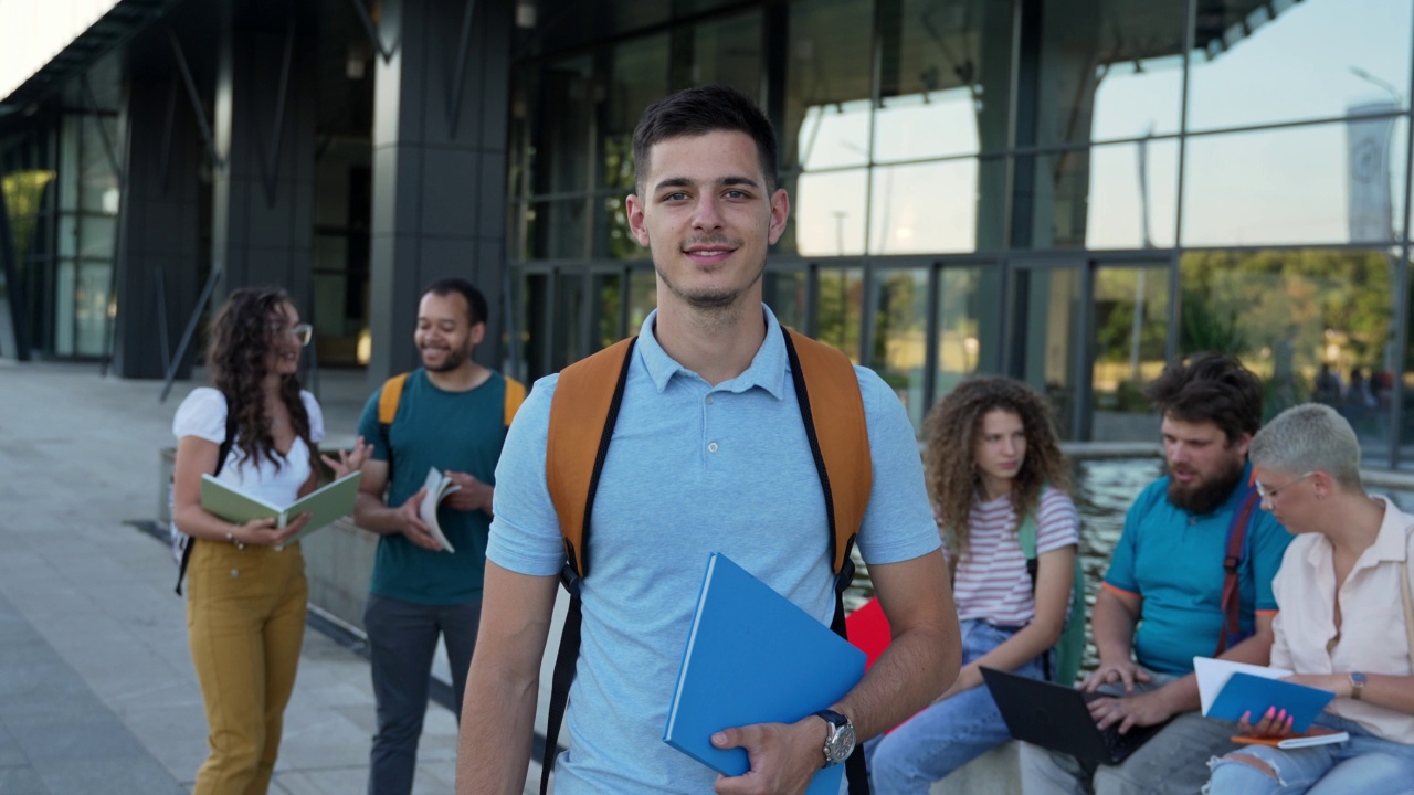 英俊微笑的男大学生视频素材