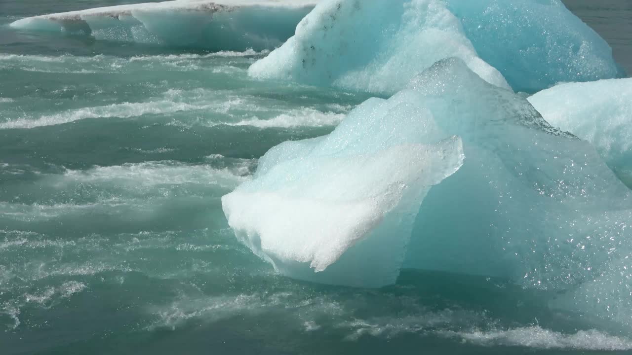 冰岛，Jokulsarlon泻湖，蓝绿色的冰山漂浮在冰岛的冰川泻湖。视频素材