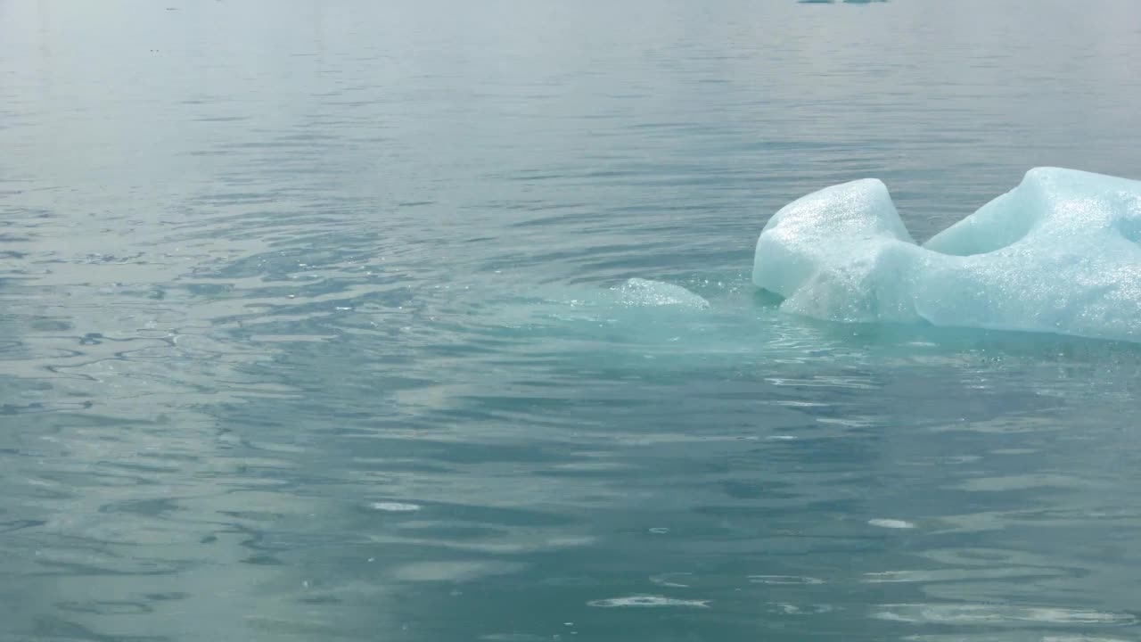 冰岛，Jokulsarlon泻湖，蓝绿色的冰山漂浮在冰岛的冰川泻湖。视频素材