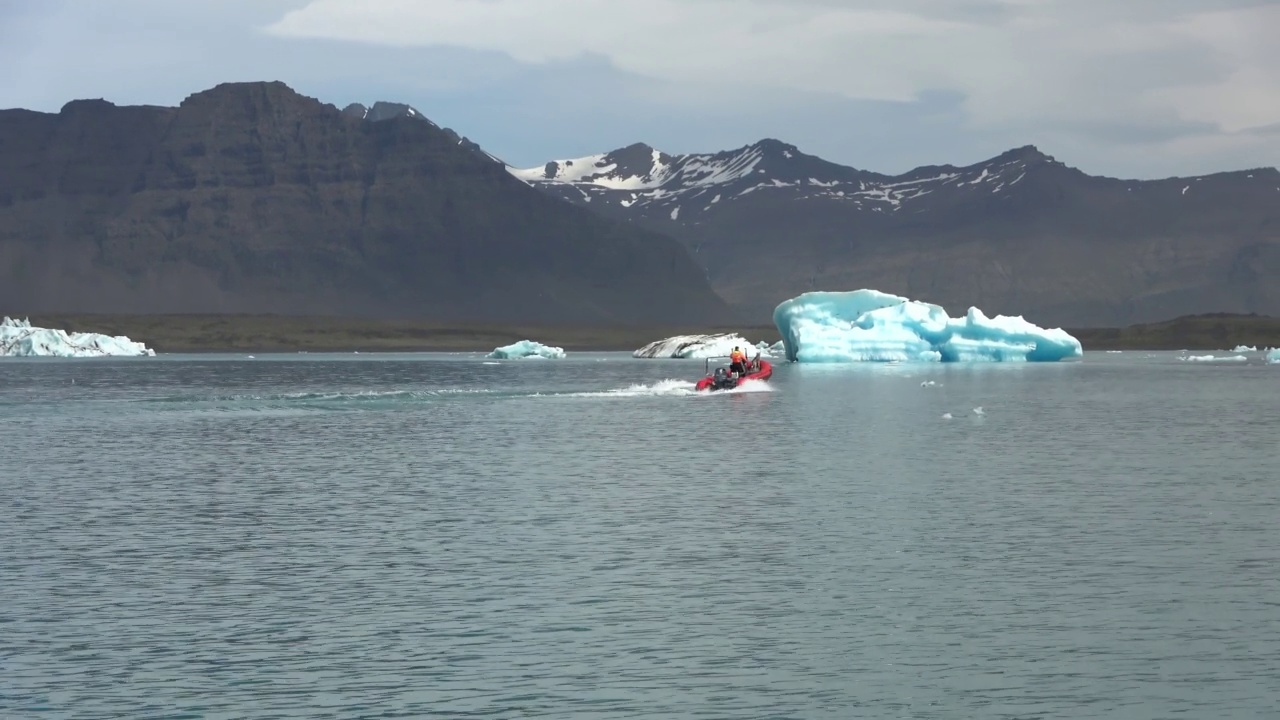 冰岛，Jokulsarlon泻湖，蓝绿色的冰山漂浮在冰岛的冰川泻湖。视频素材