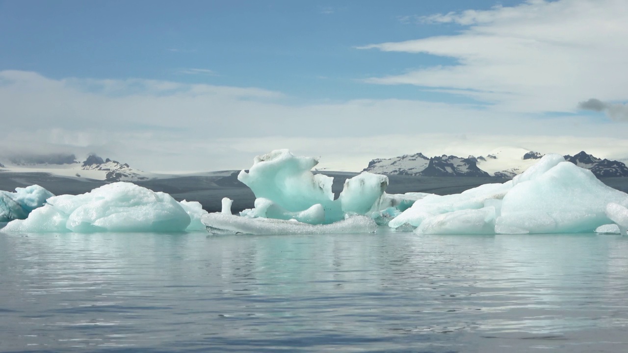 冰岛，Jokulsarlon泻湖，蓝绿色的冰山漂浮在冰岛的冰川泻湖。视频素材