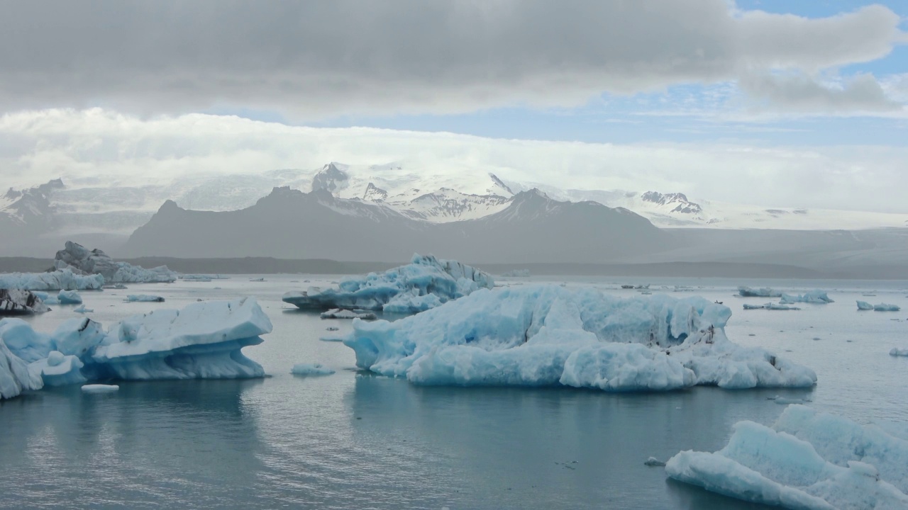 冰岛，Jokulsarlon泻湖，蓝绿色的冰山漂浮在冰岛的冰川泻湖。视频素材