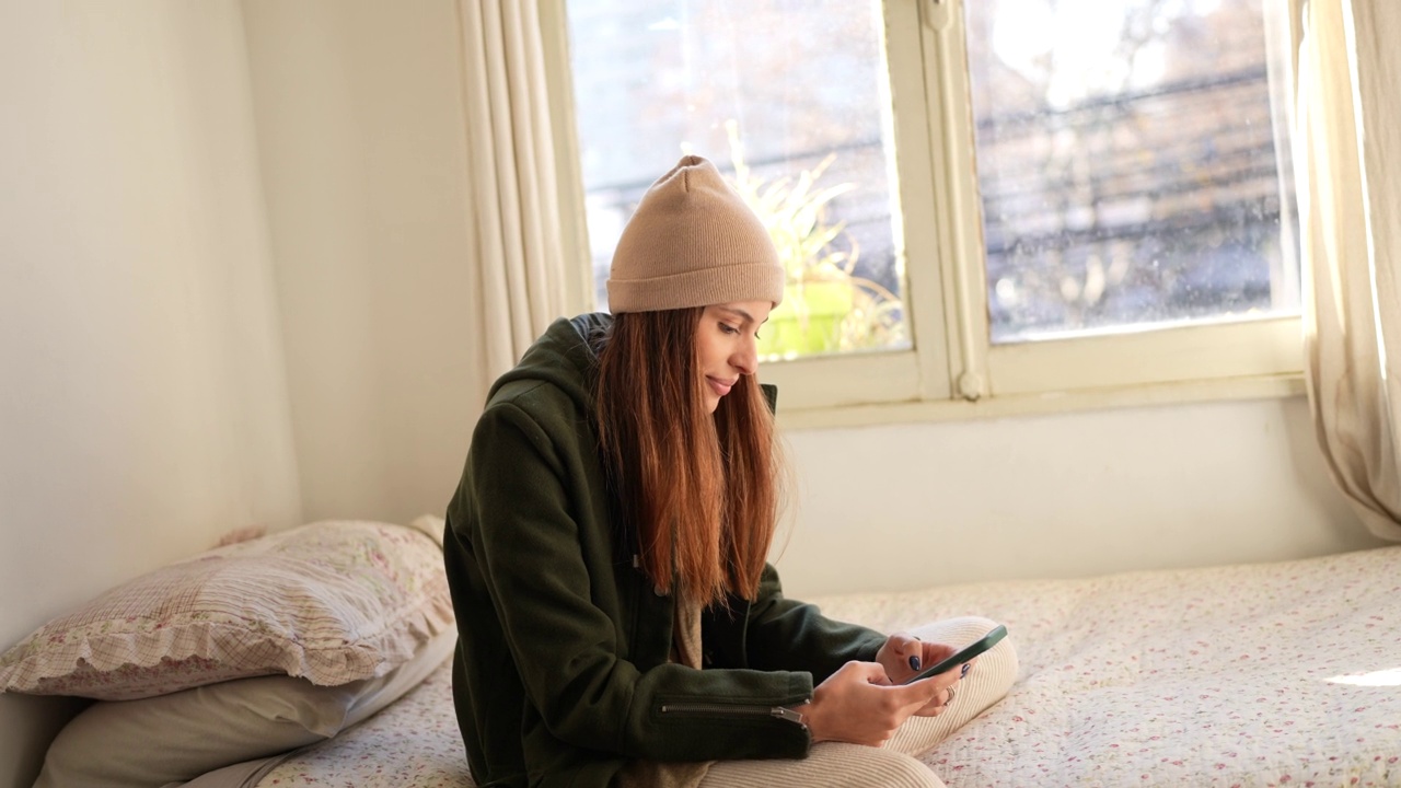 年轻女子在家里用手机视频素材