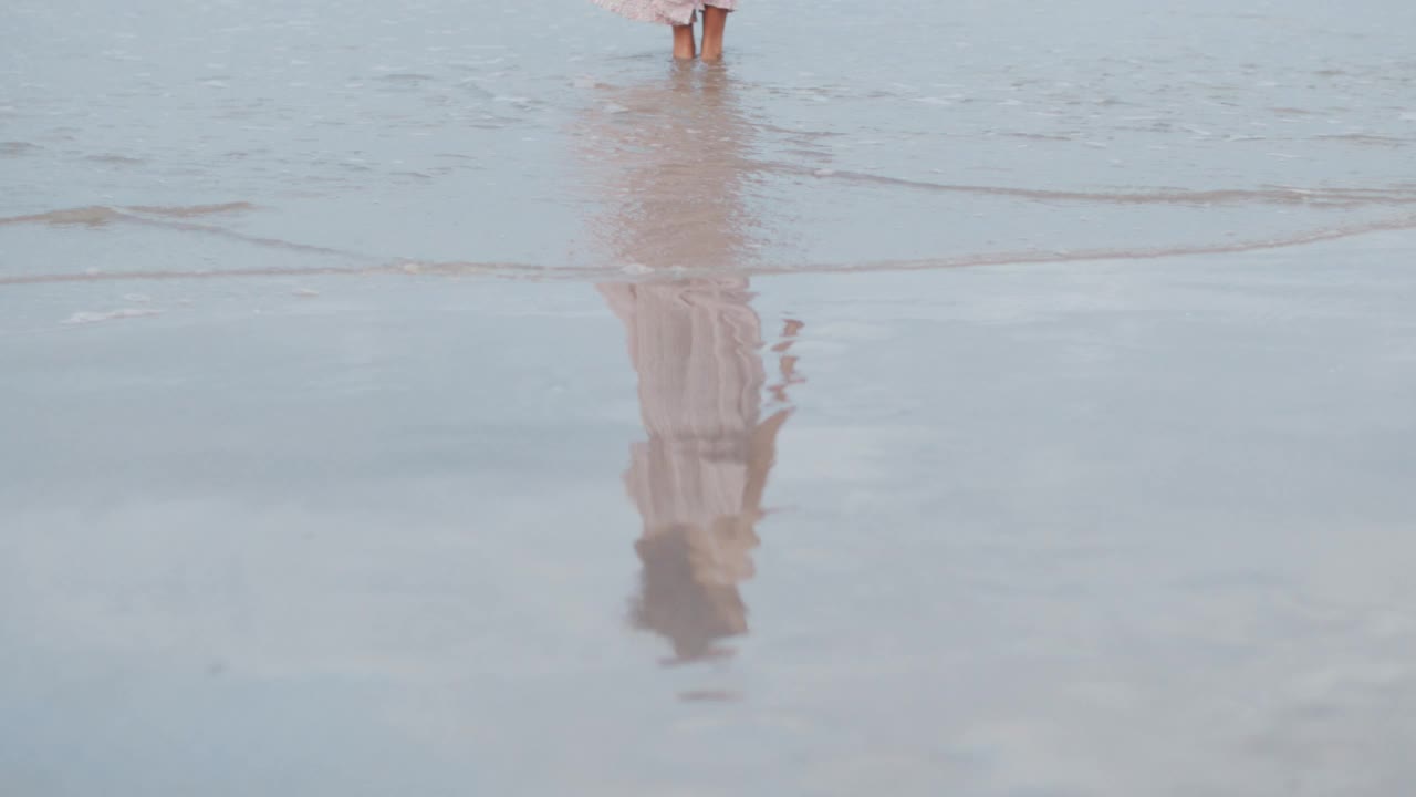 年轻的少女在海滩上嬉戏视频素材