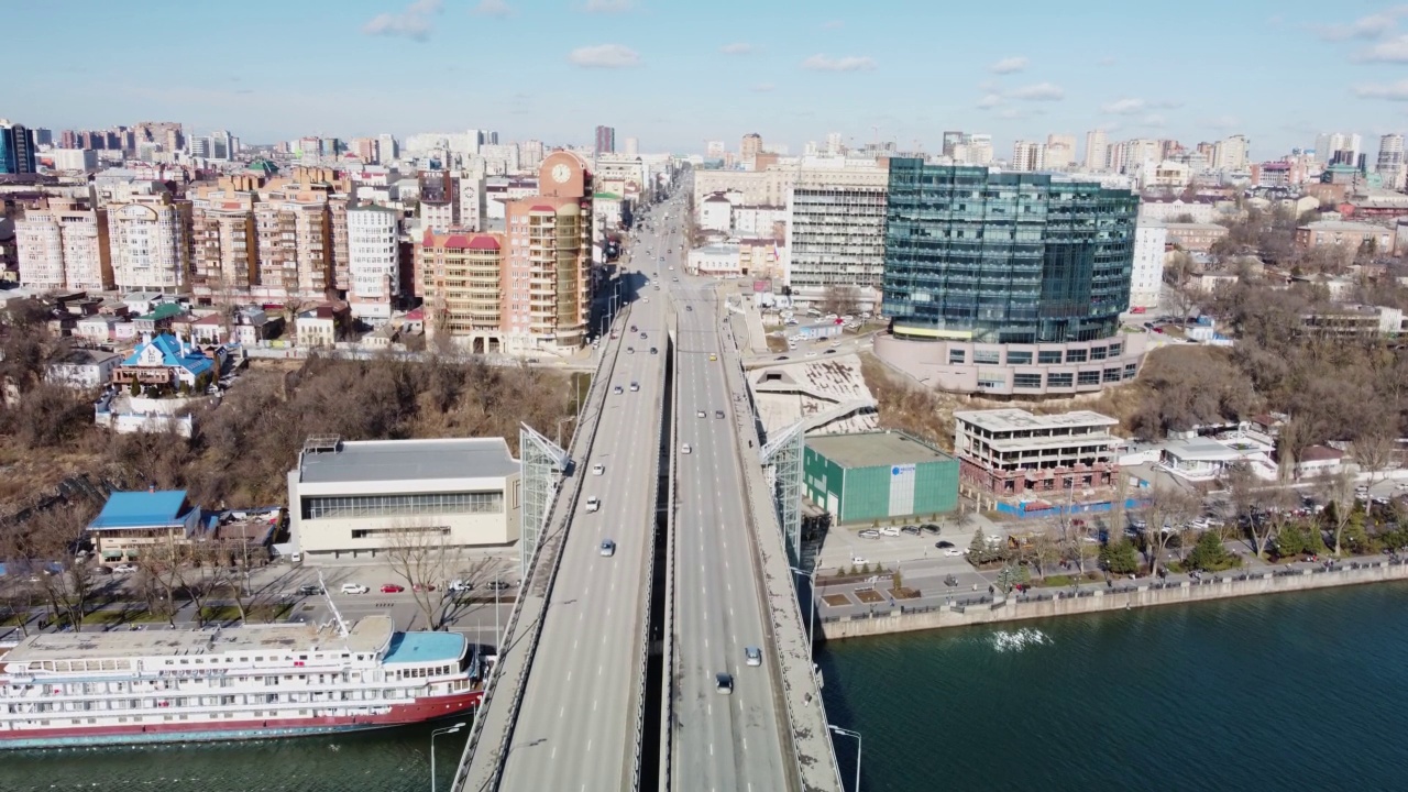 过江的公路桥通往市区视频素材