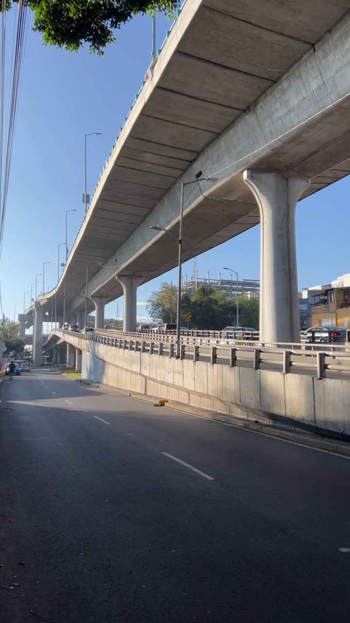 早上的街道和高架道路视频素材