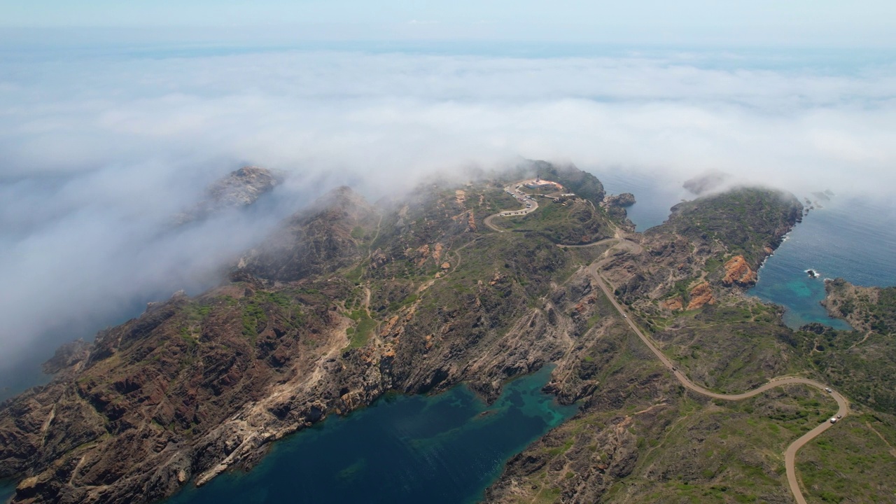 鸟瞰克鲁斯角(克鲁斯角，克鲁斯角)地中海海岸，卡达克斯，西班牙视频素材