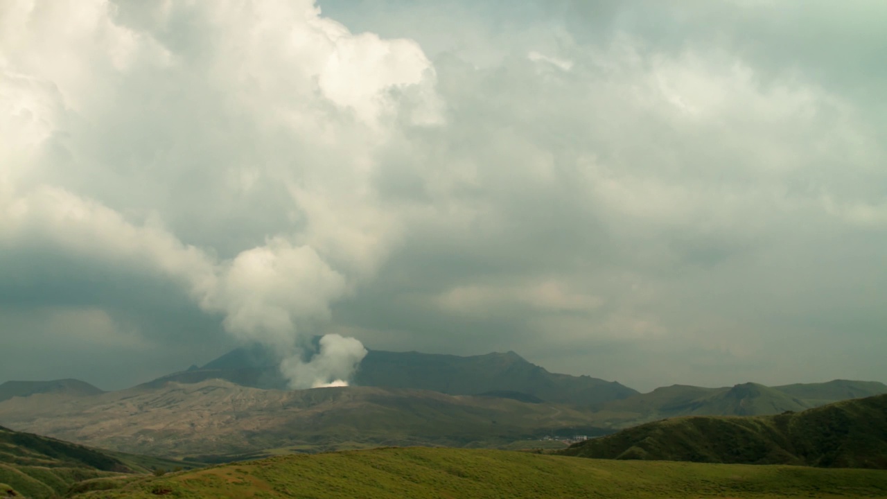 阿苏火山:日本最大的活火山喷发时间视频素材