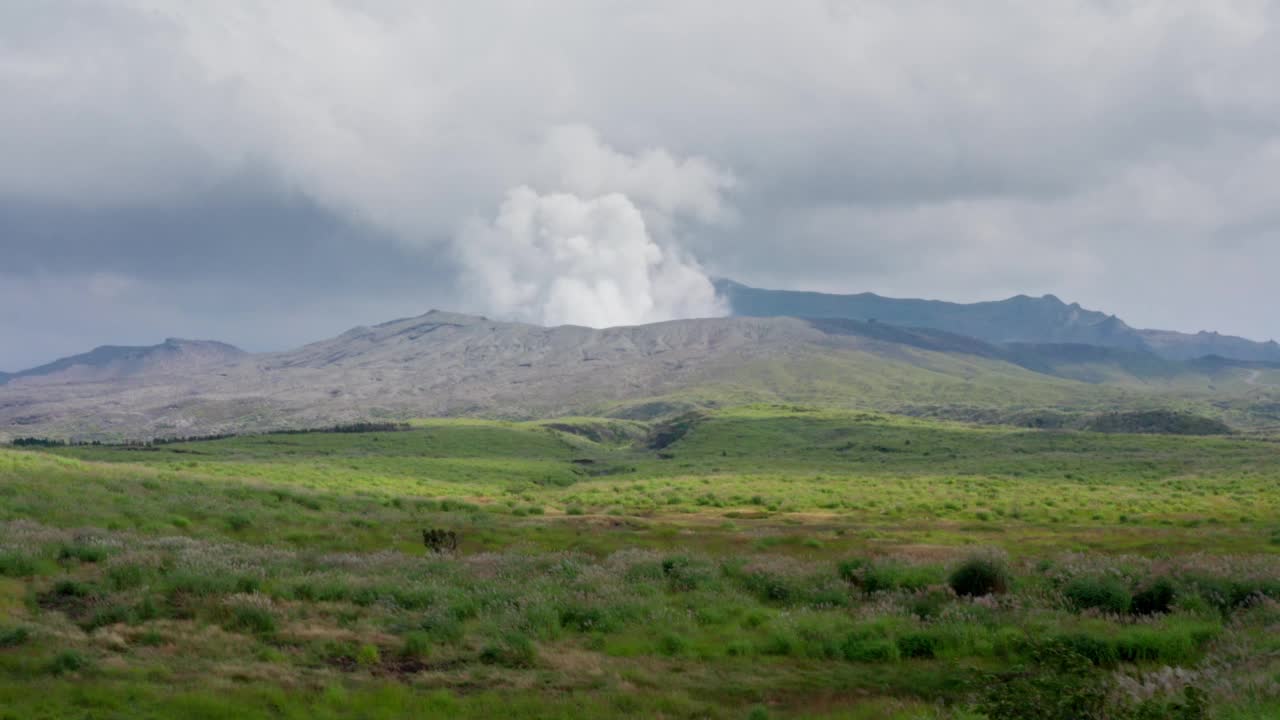 Mt Aso:日本最大的活火山无人机4K视频素材