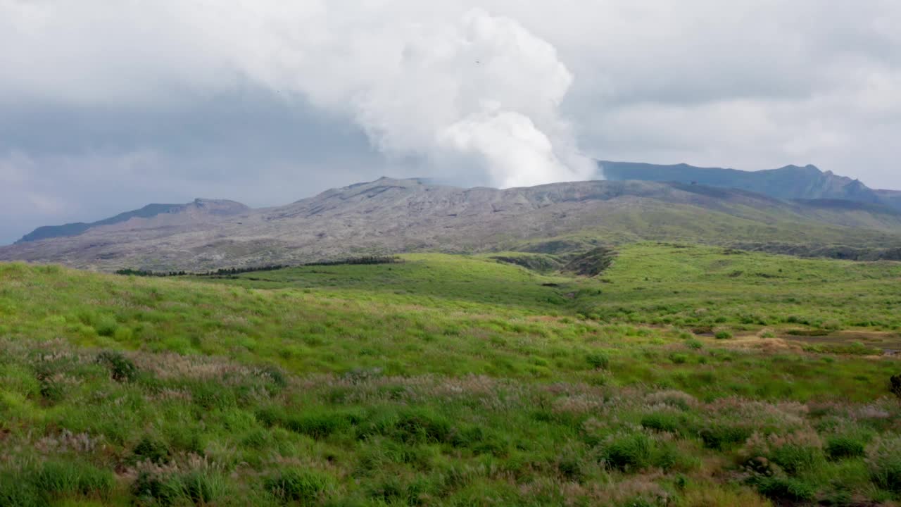 Mt Aso:日本最大的活火山无人机4K视频素材