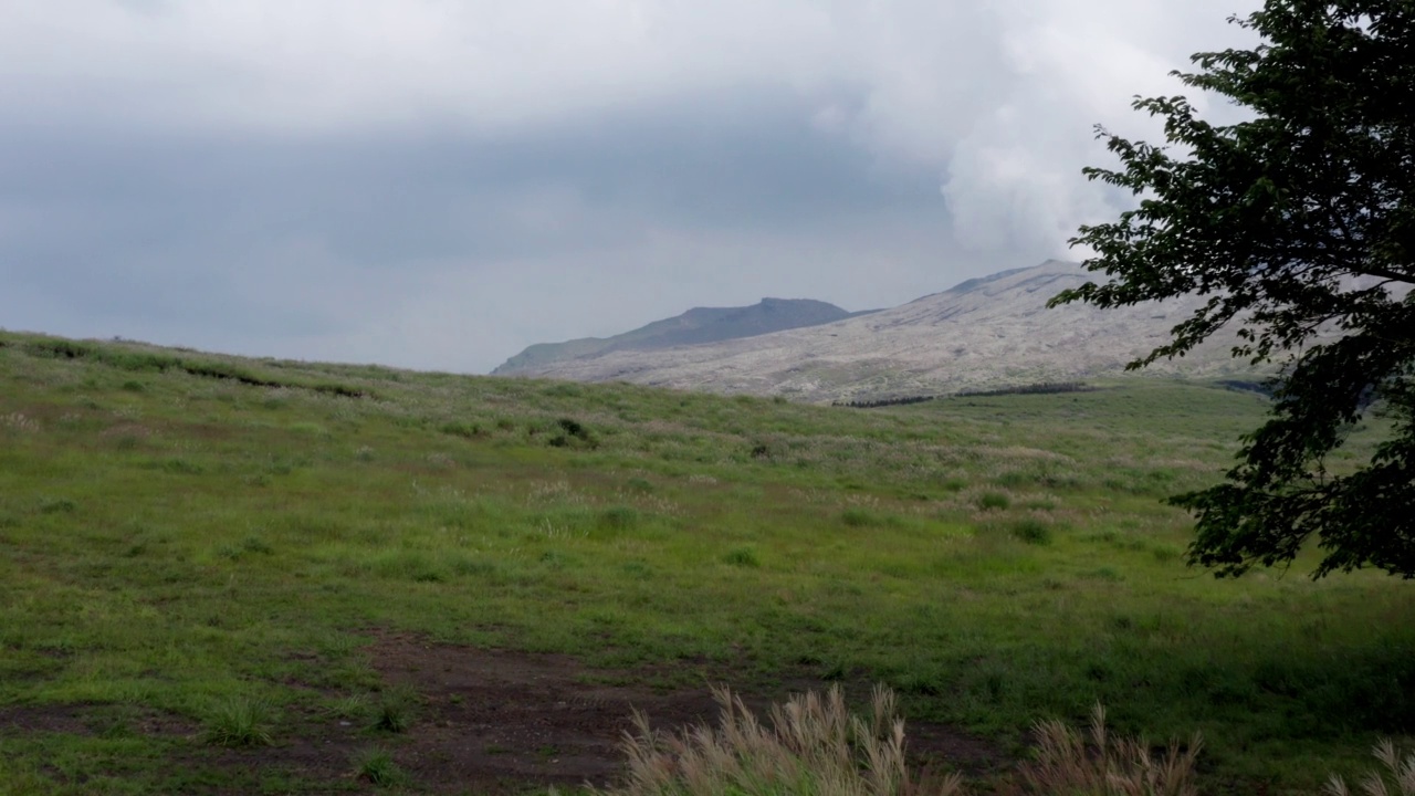 Mt Aso:日本最大的活火山无人机4K视频素材