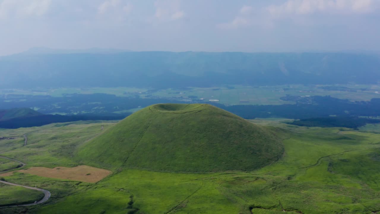 Mt Aso:日本最大的活火山无人机4K视频素材