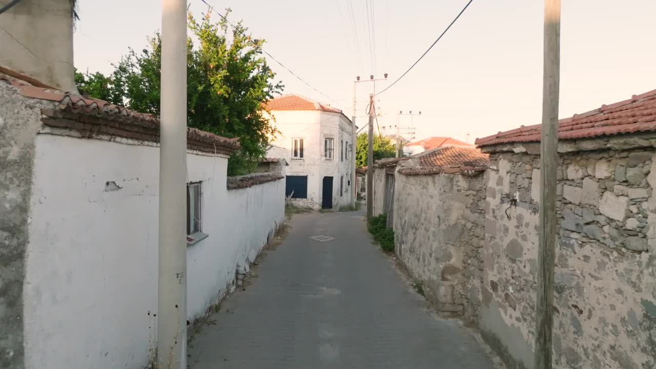 一个小村庄的街道，一个小村庄在Çanakkale，一个小村庄的街道在日落，一个社区在日落，小巷，可爱的村庄视频素材