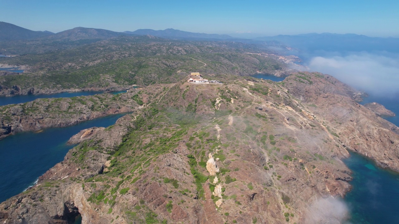 鸟瞰克鲁斯角(克鲁斯角，克鲁斯角)地中海海岸，卡达克斯，西班牙视频素材