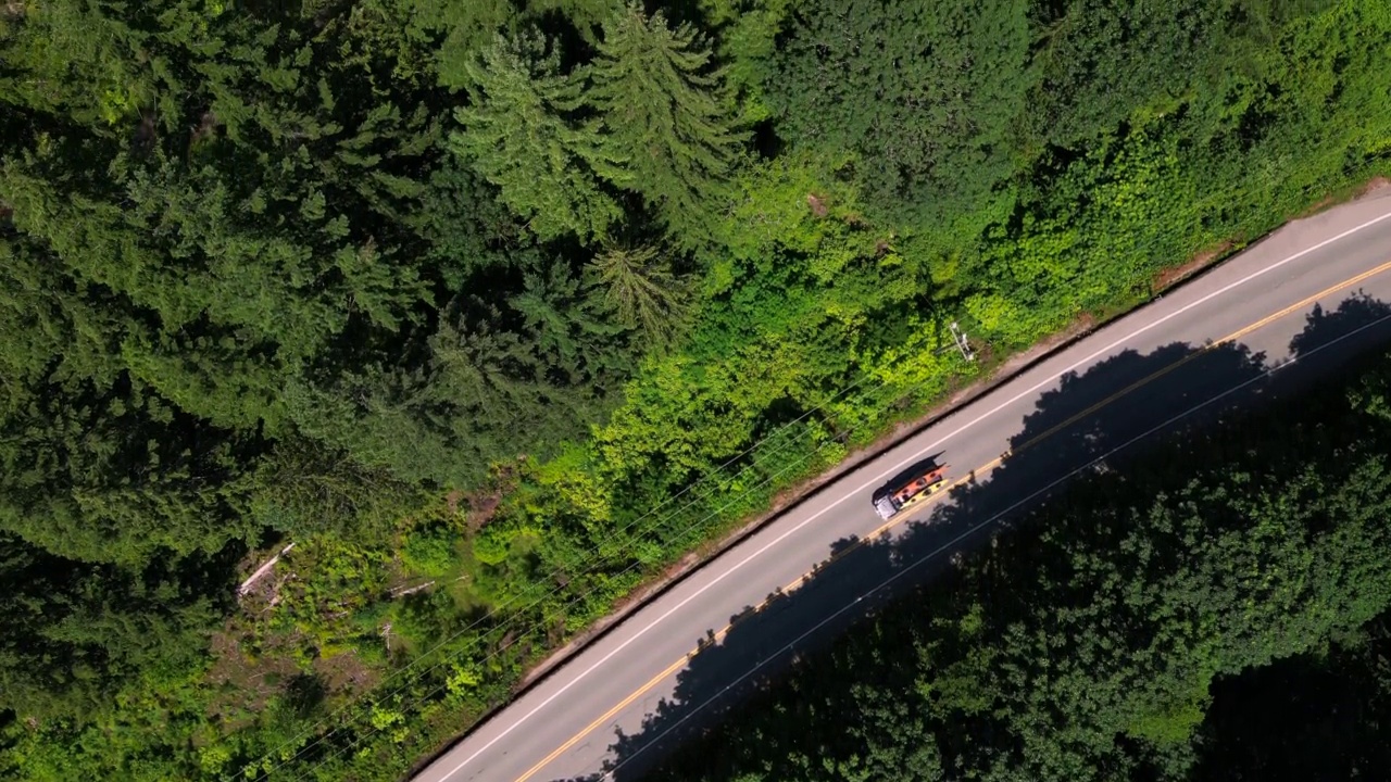 在温哥华岛环太平洋公路上的汽车鸟瞰图，BC省，加拿大视频素材