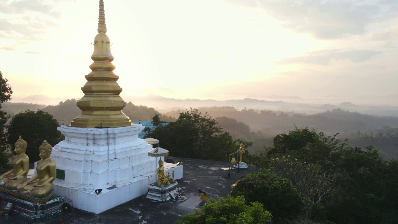 年轻的亚洲旅行家妇女祈祷尊重佛建筑佛塔在Phrae，泰国。视频素材