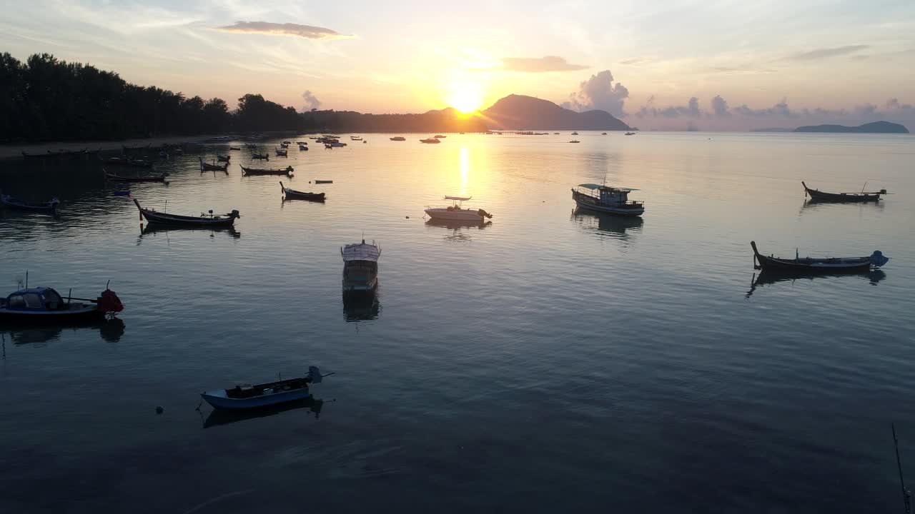 美丽的日出,日落。泰国，日落时，船在海上漂浮。渔船视频素材