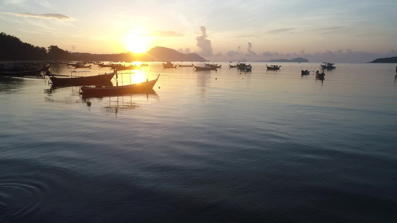 美丽的日出,日落。泰国，日落时，船在海上漂浮。渔船视频素材