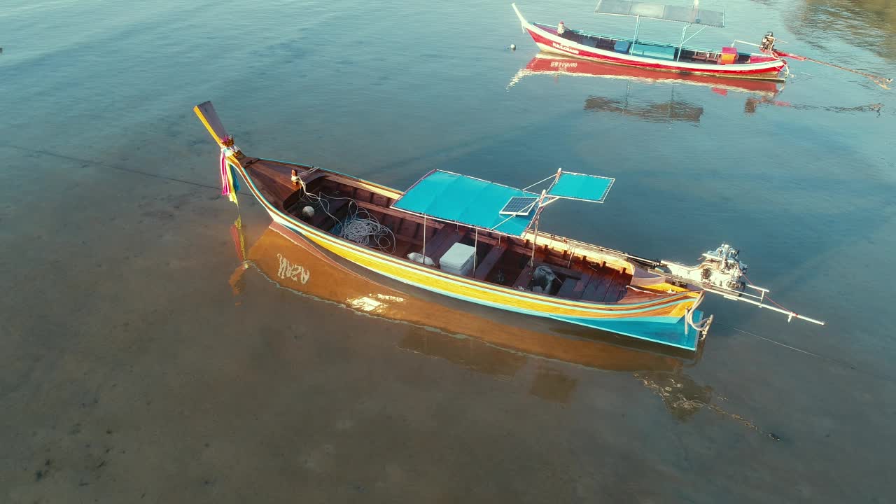 美丽的日出,日落。船漂浮在海上，清澈的水域，泰国。渔船视频素材