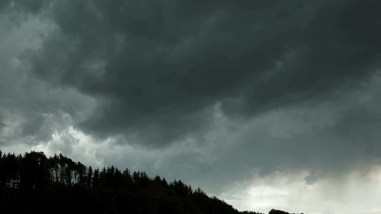 乌云,间隔拍摄。乌云在天空中翻滚。雷雨云在天空中快速移动。暗天空云的背景。严重雷雨到来视频素材