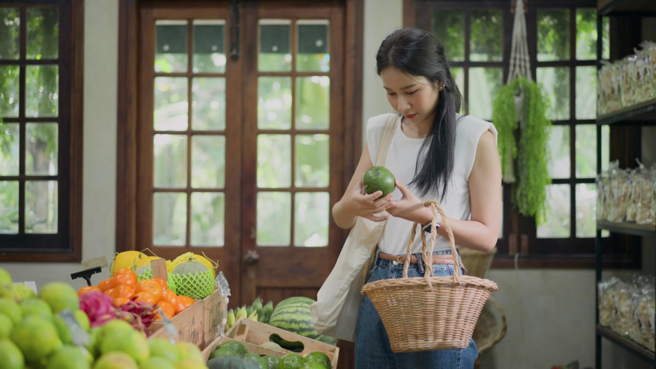 亚洲女性正在购买牛油果。视频素材