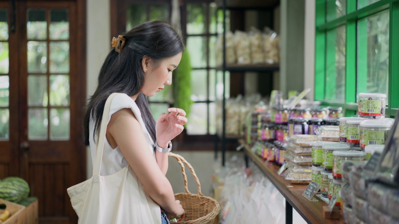 年轻女性特别注意购买食物。视频素材