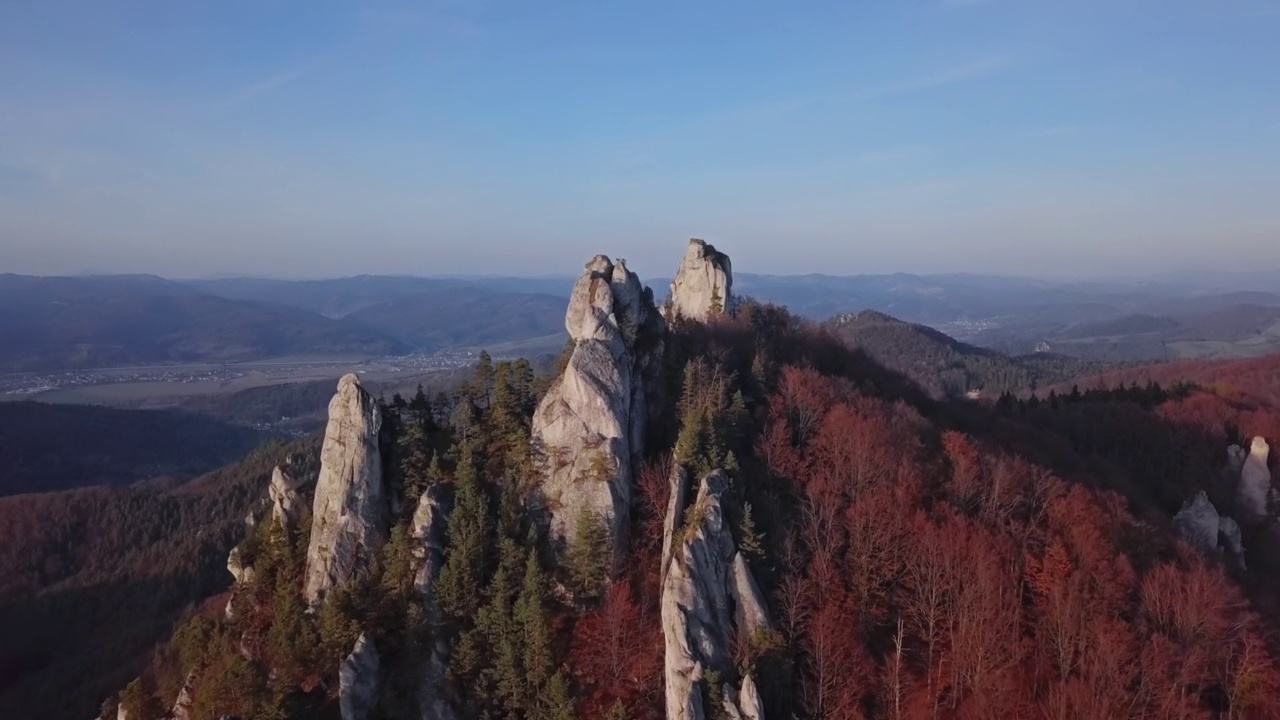 鸟瞰秋天森林上空的苏洛夫岩石(Sulovske skaly)。在斯洛伐克的Zilina附近，从24帧加速到2.5倍。视频素材