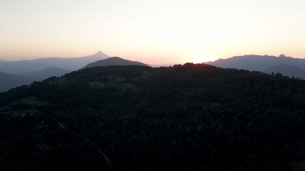 在群山和维拉里卡火山之间的黄金时间的空中全景背景-无人机拍摄视频素材