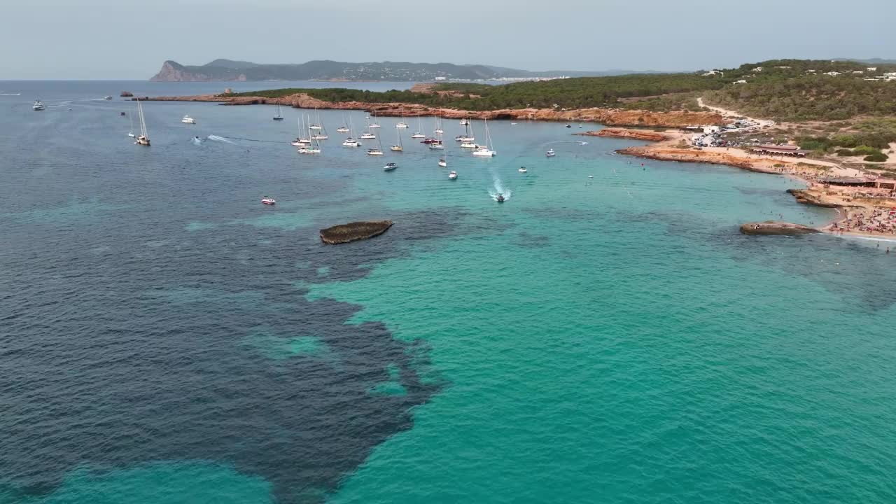 日落时岛屿海岸线的鸟瞰图。视频素材