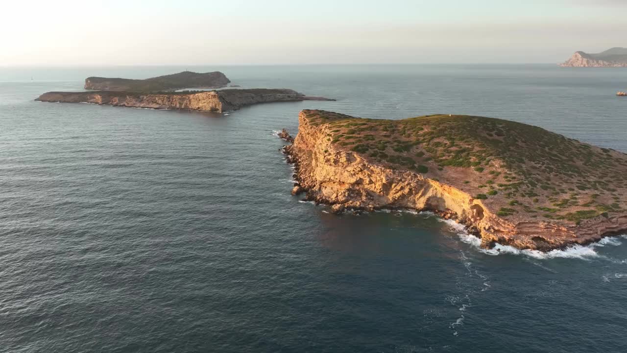 日落时岛屿的鸟瞰图。视频素材