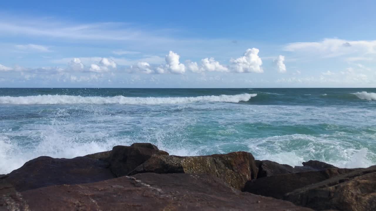 狂暴的海洋和岩石视频素材