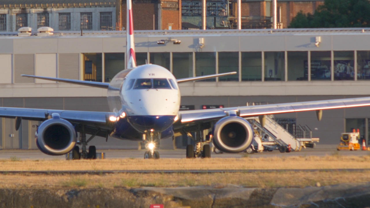 英国航空公司190在伦敦城市机场滑行。视频素材