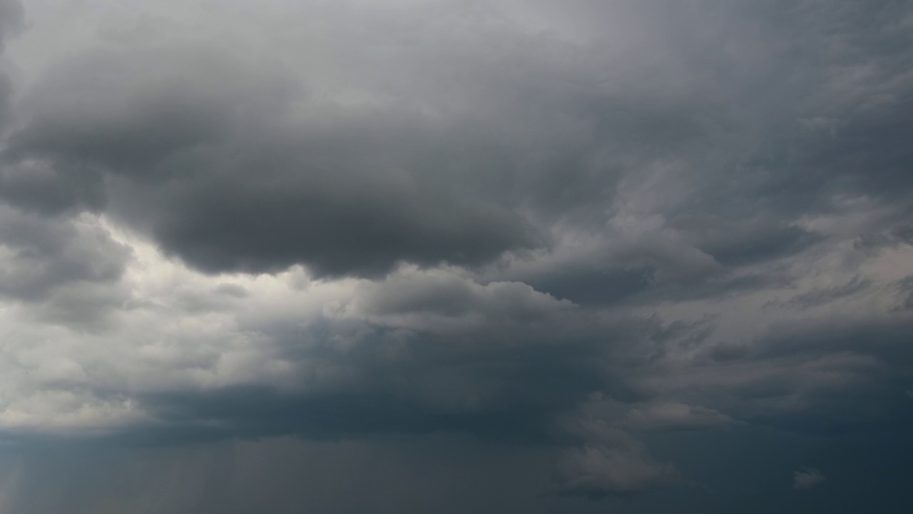 在雷暴期间，快速移动的乌云在暴风雨的天空上形成的延时镜头视频素材